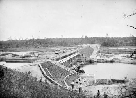 Construction of original timber dam on Lake Winnibigoshish, 1884