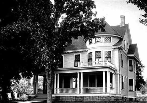 Hendrick's Home (formerly home of Mrs. Levi Bemis), Chatfield Minnesota, 1915
