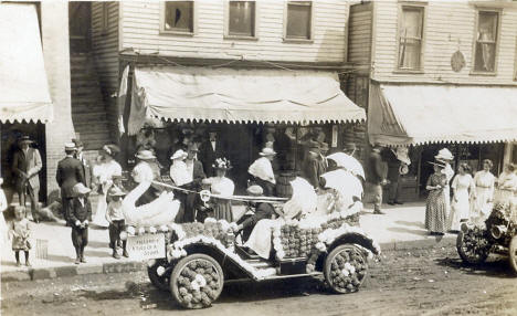 Street scene, Fergus Falls Minnesota, 1910