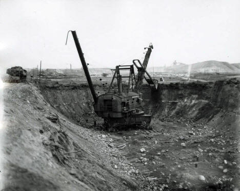 Bucyrus 320B steam shovel in Seller pit of Hull-Rust mine, Hibbing, 1918