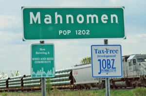 Mahnomen Minnesota Population Sign