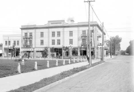 Comstock Hotel and Stodder Park, Moorhead Minnesota, 1915