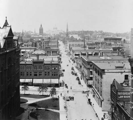 Bird's-eye view up Cedar Street towards the capitol building, St. Paul Minnesota, 1908