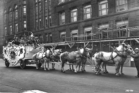 Starbuck Municipal Band in horse drawn wagon, Aquatennial parade, 1950