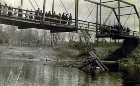 Partial bridge collapse, Renville Minnesota, 1914