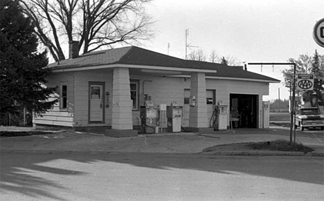 Co-op gas station, Hanska Minnesota, 1983
