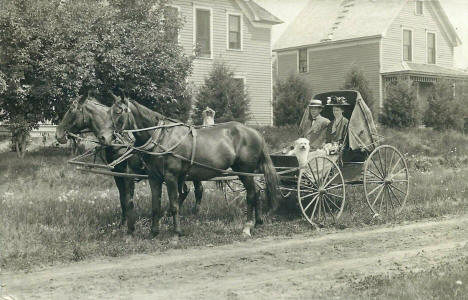 Horses and buggy in front of homes, Hanska Minnesota, 1909