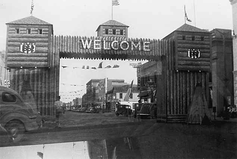 Welcome sign for World War II veterans, Mapleton Minnesota, 1946